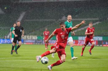 Robert Lewandowski się nie zatrzymuje! Znowu trafił, ale Bayern stracił prowadzenie 2:0 i poległ! (VIDEO)